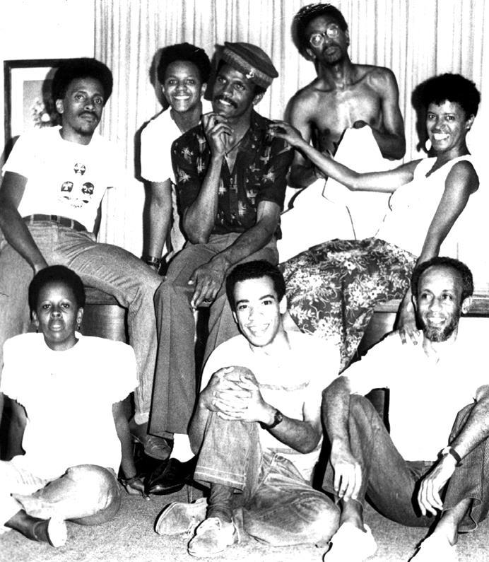 PRIMEIROS ENCONTROS Em 1978, em reuniões no extinto bar Mutamba, em São Paulo, um grupo de estudantes negros liderado por Cuti (Luiz Silva), discutia a criação de uma publicação de literatura negra