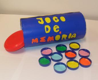 33 JOGO DA MEMÓRIA (CORES) Tampas, papel de lustro, caixa de plástico e cola líquida.