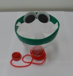 6 EMBOCA-BOLA Garrafa de plástico, uma tampa, um pouco de lã, pedacinhos de cartolina e fita-cola (transparente e de cor verde).