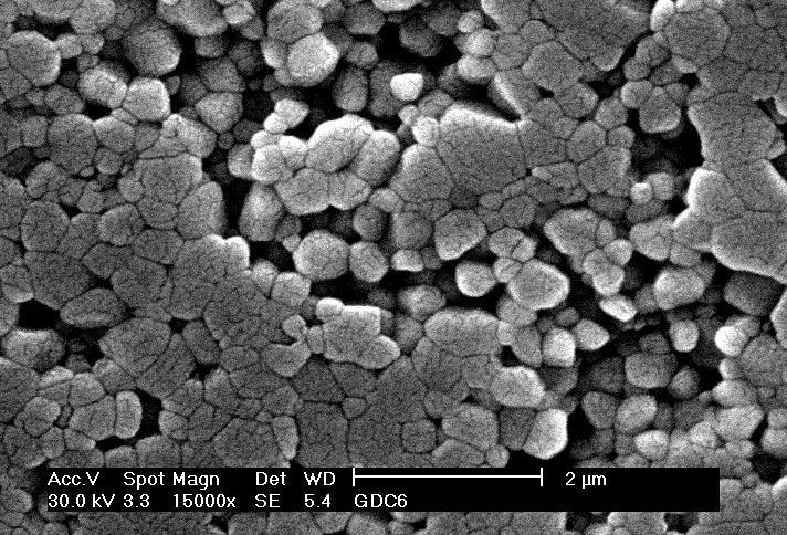 (a) (b) Figura 5: Micrografias obtidas em microscópio eletrônico de varredura da GDC- 10TC para a temperatura de sinterização de 1200ºC e tempos de patamar (TP): 0 h (a) e 2 h (b).