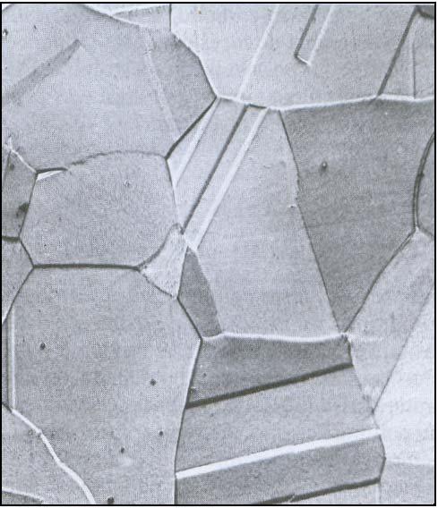 40 Figura 2.11 Fotomicrografia da austenita 325x.[01] 2.4.3 Cementita A cementita ou carbeto de ferro ( Fe 3 C) se forma quando o limite de solubilidade do carbono na ferrita é excedido.