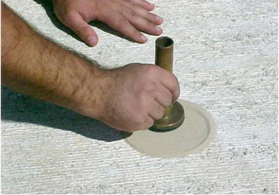 4. Profundidade de textura O método mais utilizado na avaliação pontual da textura é o ensaio de medição de profundidade da macrotextura da superfície de pavimentos pela técnica volumétrica da mancha.