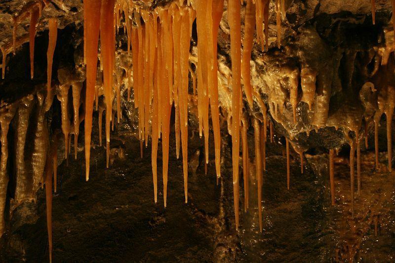 Formações curiosas de calcário As estalactites São formações que ocorrem nos tetos de cavernas ou grutas provenientes do carbonato de cálcio que é arrastado das rochas pelo