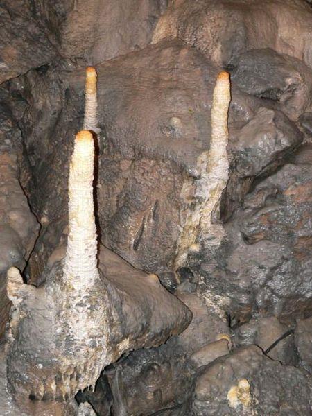Imagem: Poole's cavern stalagmites/ Stephen Elwyn RODDICK/ Creative Commons Attribution-Share Alike 2.