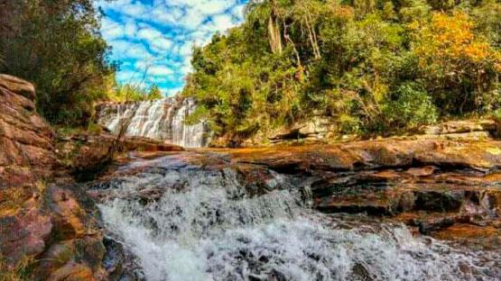 CACHOEIRAS O município tem cerca de 23 pontos turísticos com mais de 60 cachoeiras distribuídas em diversos pontos.