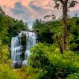 Cachoeira Véu de Noiva Um verdadeiro espetáculo da natureza. Com uma queda de aproximadamente 15 metros de altura, é uma parada obrigatória para quem visita a cidade.