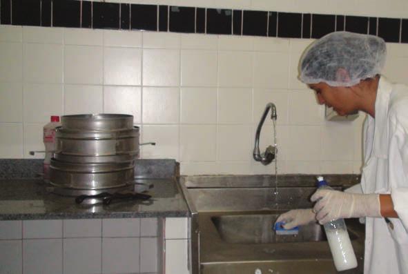 1 - Higienize o ambiente, equipamentos e utensílios A higienização consiste na remoção das sujidades através do uso de solução de água potável e detergente.
