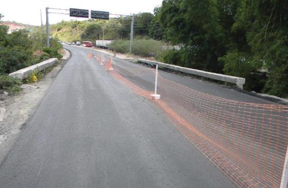 Na Ponte sobre o Rio Barro Branco BR-101/PE LD km 50,260 foi observada a existência de armadura exposta, concreto desagregado, pouco cobrimento e manchas de infiltração na laje em balanço