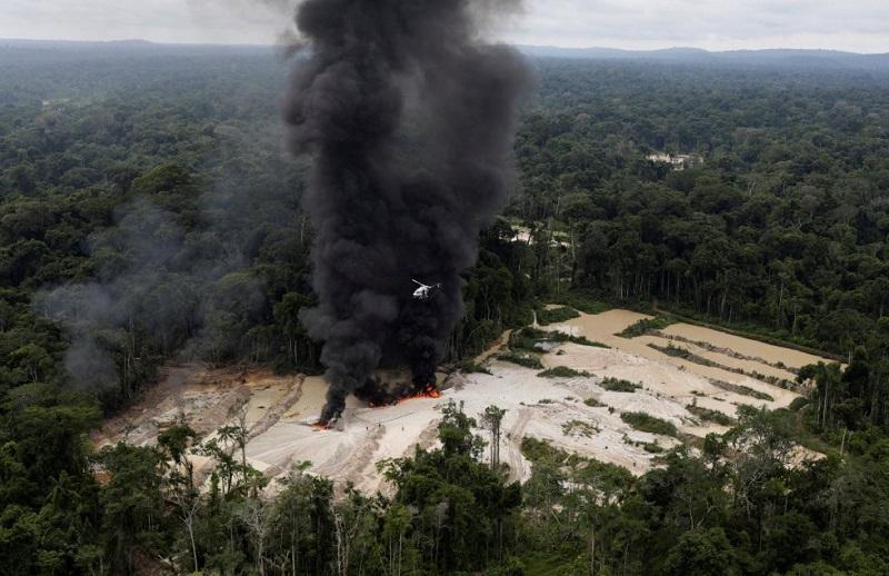 Incêndio controlado em mina ilegal de ouro nos parques nacionais de Novo Progresso, durante operação realizada pelo Instituto Brasileiro do Meio Ambiente (Ibama), em que máquinas e diversos