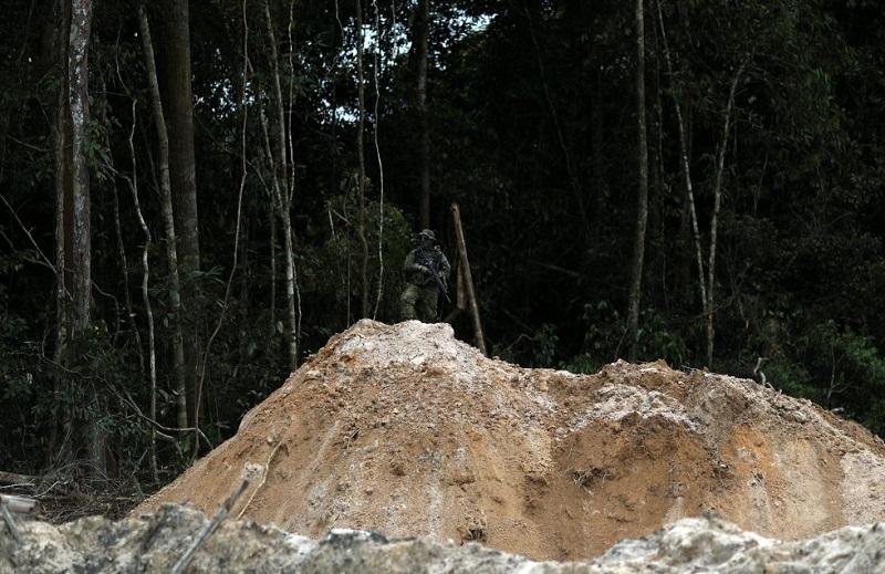 Um agente do Ibama inspeciona uma mina de ouro ilegal na Amazônia, em Novo Progresso, no dia 5 de novembro de 2018.