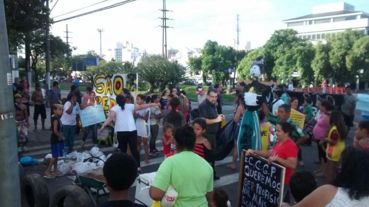 Durante o protesto, a avenida Ipiranga foi trancada, chamando bastante atenção para as