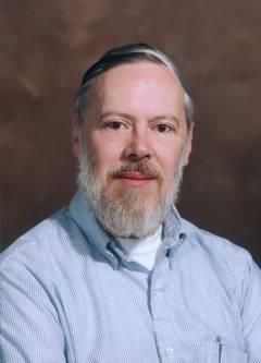 Introdução à Linguagem C K&R: Capitulo 1 Introdução Desenvolvida em 1972 por Dennis Ritchie, nos Bell Labs, para utilização no sistema operativo UNIX O standard ANSI C (ISO/IEC 9899:1990) foi