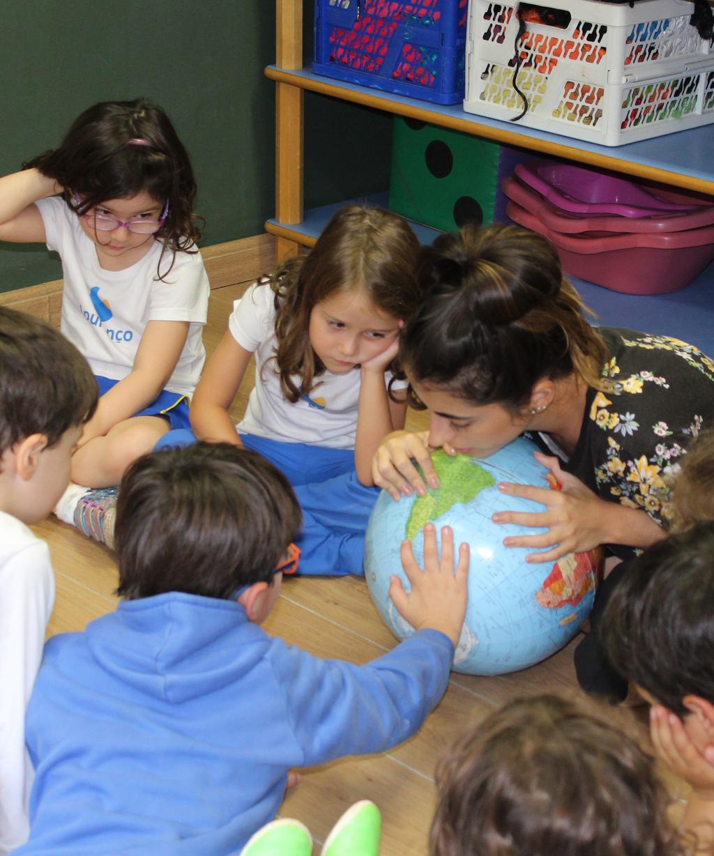 A INTERCULTURALIDADE A convivência social com pessoas e com os saberes que elas têm é fundamental para que um estudante se desenvolva.