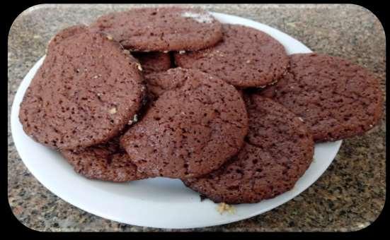 78 Ficha Técnica: COOKIES DE CHOCOLATE COM MISTURA PARA BOLO Alimento Mistura para bolo Chocolate Água Óleo de soja Quantidade kg/ml 1 kg 200 ml 100 ml Em uma vasilha adicione óleo, água e misture