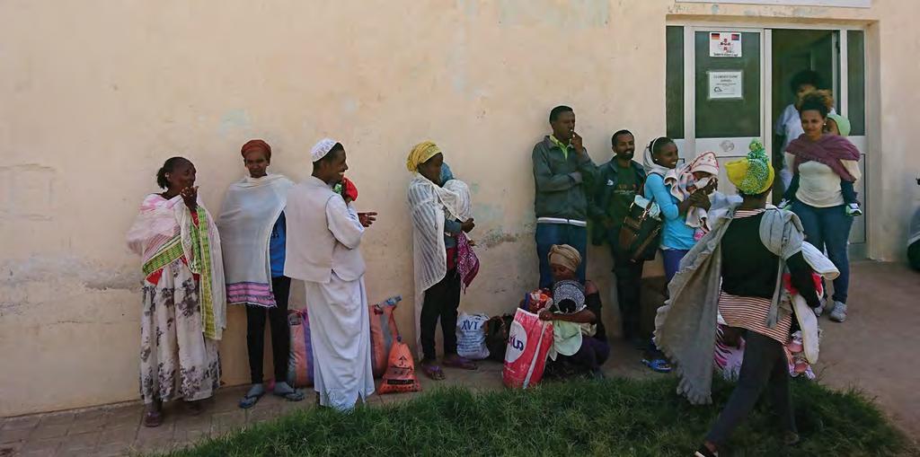 COMPLEX TELEMEDIZIN Wartende Patienten vor dem International Operation Center for Children in Asmara (IOCCA). Arbeit von ihren heimischen Instituten aus leisten.