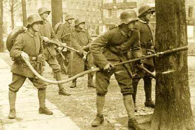 Soldados alemães com lança-chamas que têm como alvo os spartacistas A situação na Allemanha Paris,4 Informam de Essen que a situação, na bacia do Ruhr, se agrava de maneira assustadora.