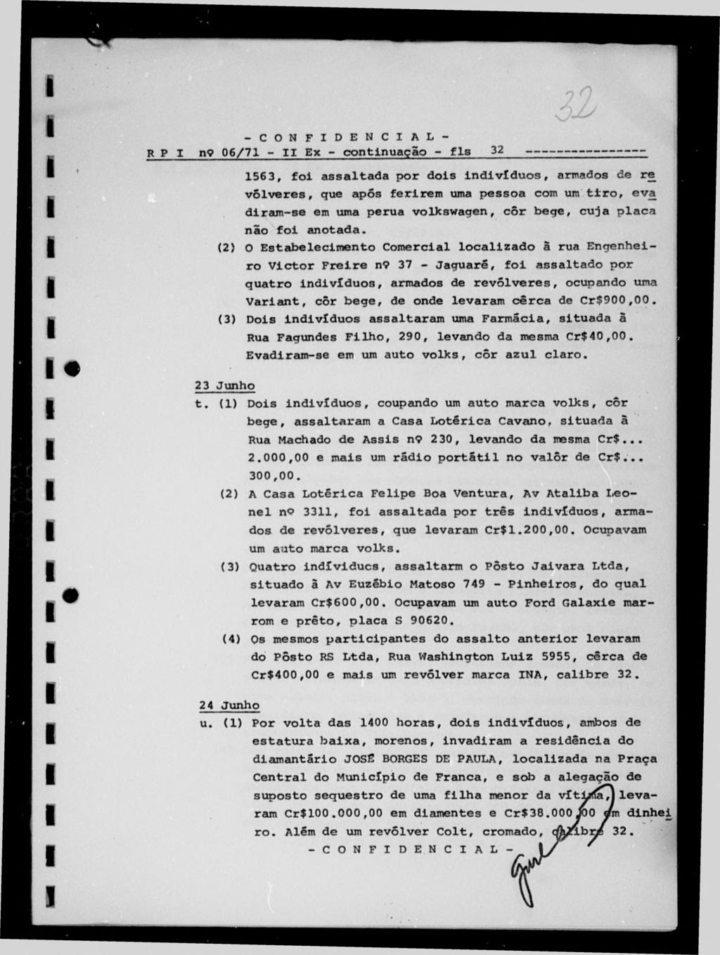 C O N F I D E N C I A L - R P I n9 0 6 /7 1 - I I Ex - continuação - fls 32 ------------- 156 3, foi assaltada por dois in d iv í d u o s, armados de re v ô lv e res, que após ferirem uma pessoa com