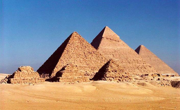 16 Figura 2 - Pirâmides de Guiza Fonte: civilizacaoengenheira.wordpress.com/2015/03/16/a-engenharia-das-grandes-piramides 2.1.2 Coliseo O anfiteatro, com capacidade para mais de 50.