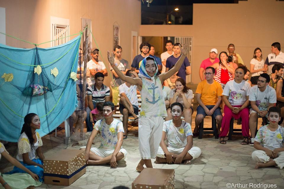 12 INTRODUÇÃO LANÇO A REDE DA INVESTIGAÇÃO Experiência Cênico-Ritual A Grande Feira e o Peixe Dourado, Grupo Maré de Artes, Escambito-Umarizal, 2015. Fonte: Fotografia de Arthur Rodrigues.