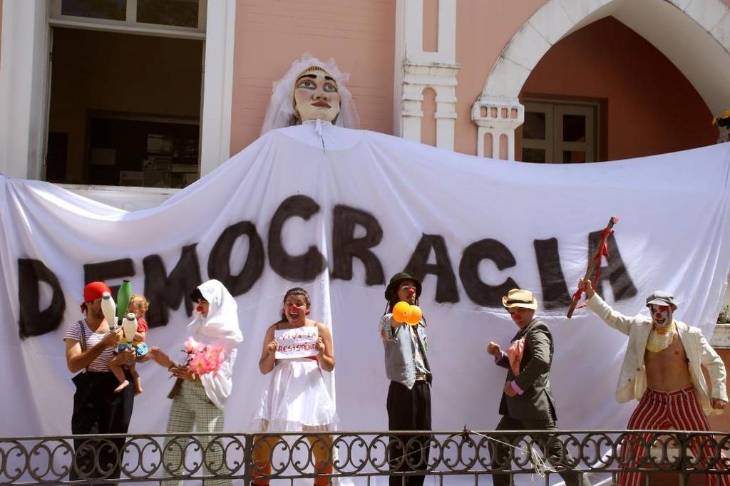 51 Ação Palhaços contra o golpe, realizada durante o #OCUPAMincRN, em que estive presente enquanto Graúna palhaça que personifico, 2016. Fonte: Registro do #OCUPAMincRN.