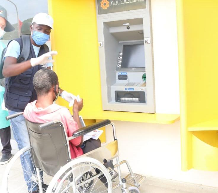 O ADECOS ajuda o beneficiário a ter acesso ao seu dinheiro através do telefone O Governo de Angola está a implementar, desde Maio de 2020, o Programa de Fortalecimento da Protecção Social KWENDA,