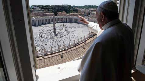 Centenas de católicos se reuniram em frente ao palácio papal para acompanhar a oração.