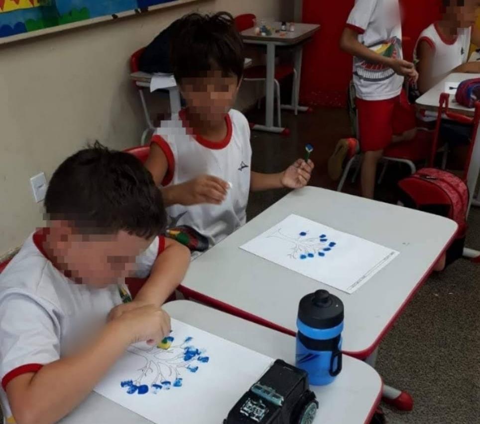 61 Fonte: Acervo pessoal, 2019. Imagem 26 - Alunos confeccionando sua árvore com tinta guache.