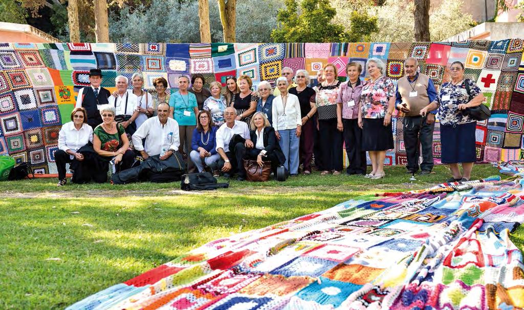 AJUDAR SENSIBILIZAÇÃO Manta de retalhos gigante alerta para os direitos dos idosos Mais de 12 000 quadrados em tricot provenientes de mais de 300 instituições de todo o País e de comunidades