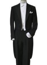 A casaca é um casaco que faz parte do White Tie, o traje masculino mais formal. Deve acompanhar colete branco, gravata branca, camisa engomada, calça com faixa na lateral e até cartola.