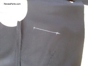 A casaca tem apenas um bolso externo, é o bolso do peito, na frente esquerda da peça.