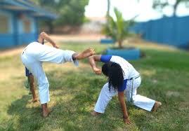 Os golpes são jogados próximos ao chão, o ritmo musical é mais lento. Durante a roda os participantes não batem palmas. Capoeira Regional o ritmo musical e os movimentos são mais rápidos e secos.