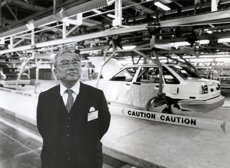 Eiji Toyoda na fábrica da Toyota.