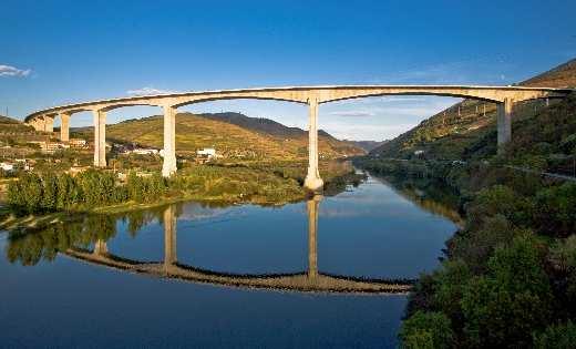 Portugal A preocupação em acompanhar de perto a construção das suas pontes deu-lhe a percepção e o conhecimento para, em cada novo projecto, procurar simplificar e facilitar a construção.