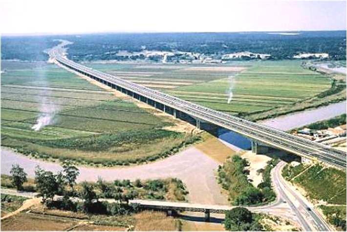 pilares altos e de fundações profundas. Estas optimizações começaram a ser implementadas por Rito no projecto e construção das pontes da Régua (1997) e do Sado (1997).