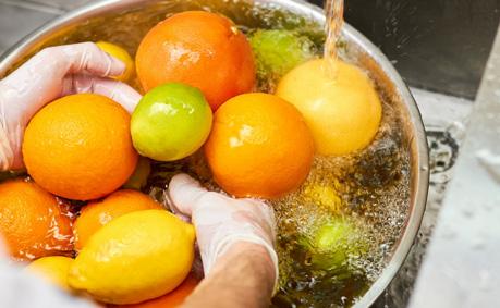 9 - Lave as frutas e verduras sem desperdício de água Procure separar uma esponja ou escovinha para limpar bem os alimentos.