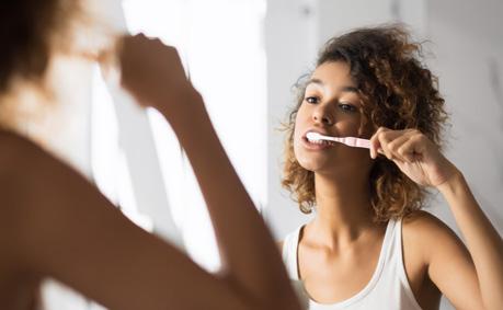 10 - Use um copo para escovar os dentes Uma outra forma de economizar água é na hora de escovar os dentes.
