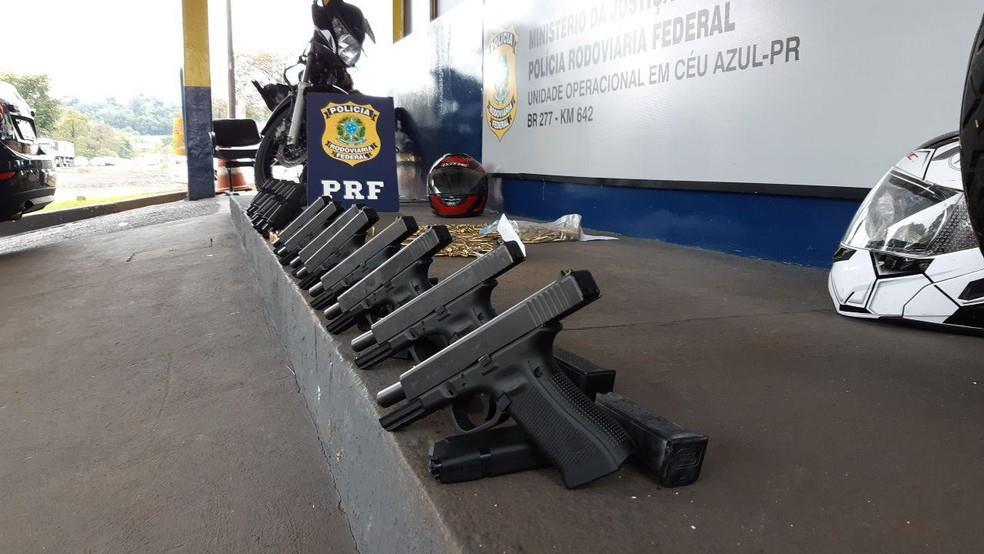 Policiais rodoviários federais apreenderam 16 pistolas e 868 cartuchos de munição para pistola e para fuzil que estavam escondidos em fundos falsos de duas motos.