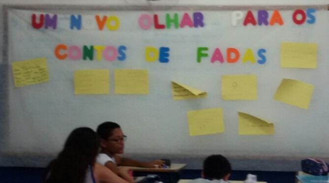 100 Figura 10 Construção do mural: um novo olhar para os contos de fadas Fonte: a autora Durante a construção do mural, os alunos puderam analisar na prática os estereótipos sociais e étnicos, numa