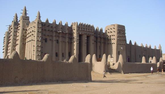 considerada uma das construções mais icónicas do continente Africano, reconstruída em adobe e revestida com um reboco de terra