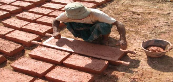 Capítulo 2 A Construção em Terra à retração do material. Por isso, é costume reforçar o adobe misturando palha ou outras fibras vegetais para evitar este comportamento [12].