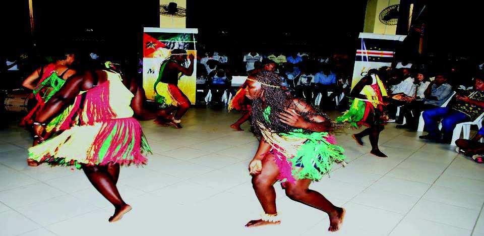 Paralelo a isso, é realizado apresentações culturais, com a participação dos artistas guineenses da Unilab, desfiles de trajes africanos e danças culturais. Para Langa (2014, p.