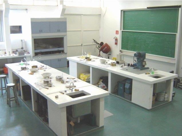 O laboratório possui uma área de 200m², duas máquinas universais para determinação de propriedades mecânicas de materiais, duas prensas para ensaios de resistência à compressão, estufa de