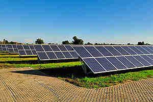 USINA SOLAR A usina solar, também conhecida como parque solar, é um sistema fotovoltaico de grande