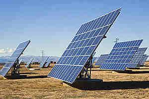 As usinas de energia solar se diferenciam dos sistemas fotovoltaicos instalados em casas e