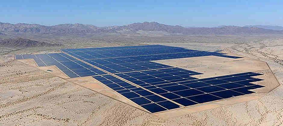 MAIOR USINA SOLAR DO MUNDO A maior usina solar do mundo ficou pronta em Junho de 2015 e encontra-se nos Estados Unidos. É um projeto de 579.