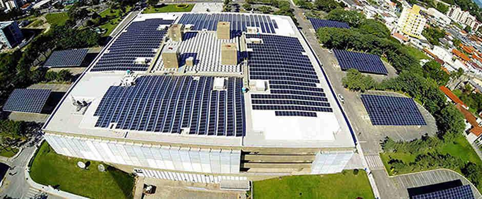 USINA SOLAR NO BRASIL A usina solar da Eletrosul foi construída sobre o prédio administrativo da empresa e sobre as vagas de estacionamento, proporcionando sombra para os carros.