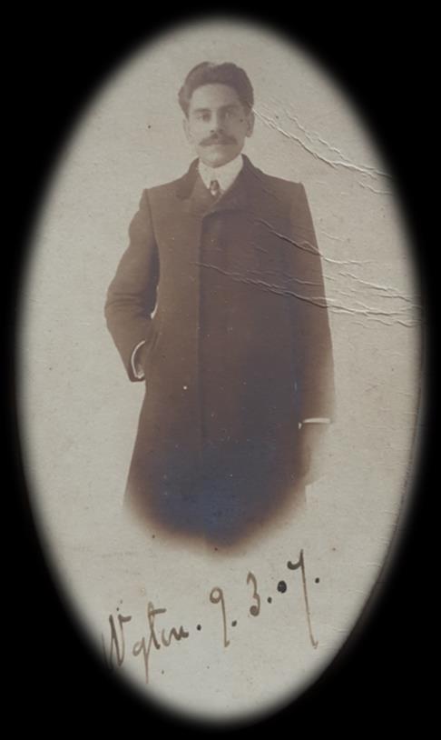 13 INTRODUÇÃO Figura 1 - Fotografia de Primitivo Moacyr [Inglaterra 09/03/1904). Fonte: Acervo pessoal da autora cedido por familiares.