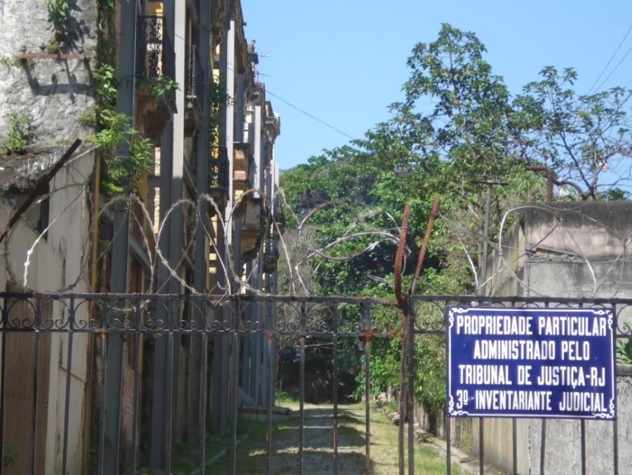 36 Figura 8 - Fotografia da entrada da vila de casas Fonte: Acervo pessoal da autora. A história do passado desse ou de qualquer outro sujeito é impossível de ser sequer parcialmente reproduzida.