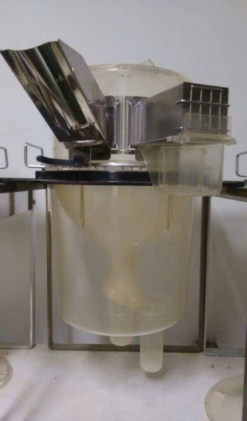21 Água Ração Fezes Urina Figura 6. Fotografia de uma gaiola metabólica, onde é possível monitorar a ingestão de água e ração, assim como a produção de urina e fezes.