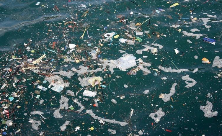 Imagem: Giogio / Pixabay. De acordo com a ONU, há 13 mil pedaços de plástico em cada quilômetro quadrado do oceano.